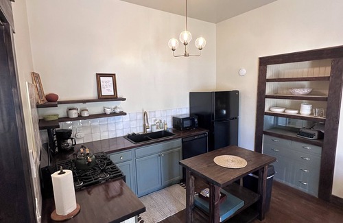Porterville Apartamento | Charming Vintage 1-bedroom apartment with WiFi, AC in lovely Porterville