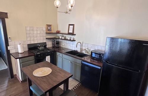Porterville Apartamento | Charming Vintage 1-bedroom apartment with WiFi, AC in lovely Porterville