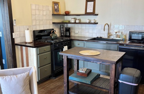 Porterville Apartamento | Charming Vintage 1-bedroom apartment with WiFi, AC in lovely Porterville