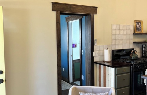 Porterville Apartamento | Charming Vintage 1-bedroom apartment with WiFi, AC in lovely Porterville