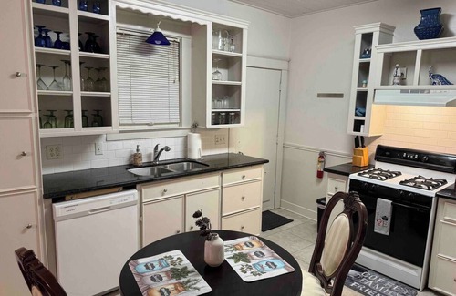 Mid City South Casa | Charming Vintage House - Walking friendly!