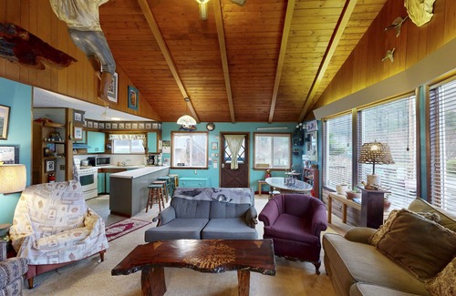 Neskowin Cabaña | casa de la vendimia con Encanto w / jardín tranquilo, a sólo dos cuadras de la playa!