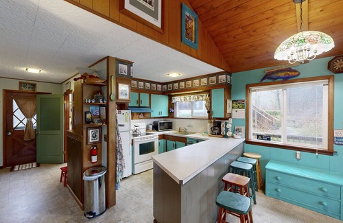 Neskowin Cabaña | casa de la vendimia con Encanto w / jardín tranquilo, a sólo dos cuadras de la playa!