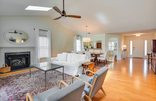 Northwest Casa | Charming Virginia Beach Home w/ Lake Views!