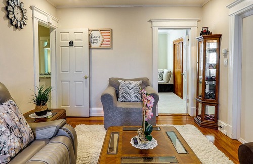 Waterbury Apartamento | Charming Waterbury Gem w/ Smart TVs Near Skiing!