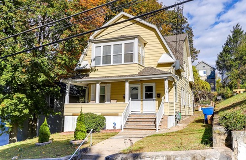 Waterbury Apartamento | Charming Waterbury Gem w/ Smart TVs Near Skiing!