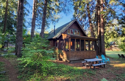 McKenzie Bridge Cabina | Charming Waterfront Cabin in McKenzie Bridge with WiFi, AC
