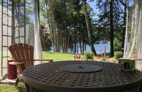 Riviere-Rouge Chalet De Esquí | Charming Waterfront Cottage 35 minutes from Mont-Tremblant