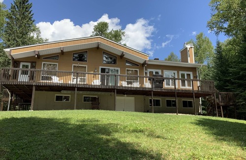 Riviere-Rouge Chalet De Esquí | Charming Waterfront Cottage 35 minutes from Mont-Tremblant