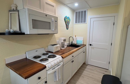 Ocracoke Apartamento | Charming Waterfront 2-bedroom apartment in enchanting Ocracoke W Dock & kayaks.