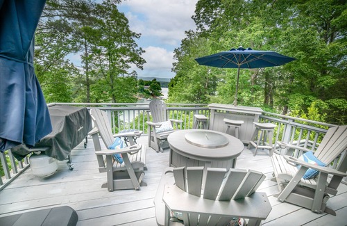 Nebo Casa | Charming waterfront cottage with gorgeous lake& mountain views and private dock.