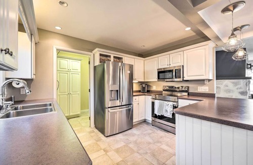 Dewittville Condominio | Charming waterfront 3-bedroom condo with pool!