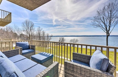 Dewittville Condominio | Charming waterfront 3-bedroom condo with pool!