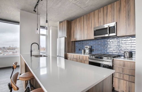 Near West Side Apartamento | Charming West Loop 2BR w/ Gym & Rooftop, nr Union Park, by Blueground