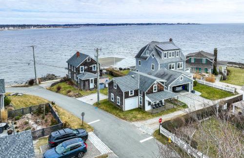 Westbrook Center Casa | Charming Westbrook Cottage, Steps to Private Beach