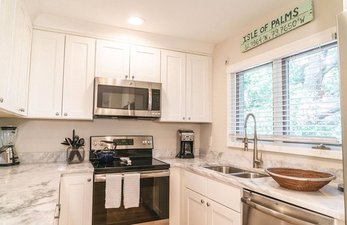 Twin Oaks Casa | Charming Wild Dunes Cottage with free golf cart
