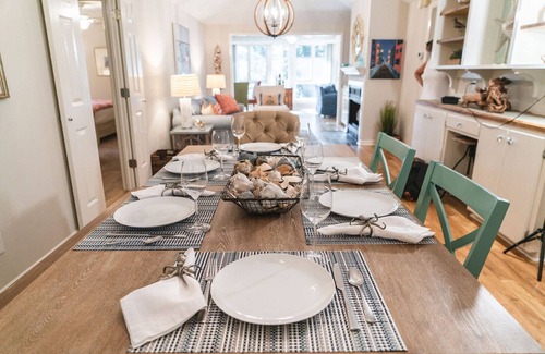 Twin Oaks Casa | Charming Wild Dunes Cottage with free golf cart