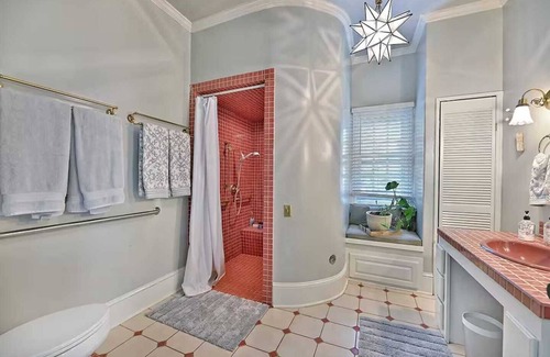 Medford Casa | Charming Wine Country Carriage House – 2BR/2BA near Jacksonville Peaceful retreat in the heart of Southern Oregon wine country. Private, comfy, and perfect for couples or friends. Close to wineries, trails & historic Jacksonville.