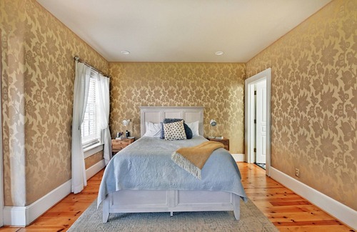 Medford Casa | Charming Wine Country Carriage House – 2BR/2BA near Jacksonville Peaceful retreat in the heart of Southern Oregon wine country. Private, comfy, and perfect for couples or friends. Close to wineries, trails & historic Jacksonville.