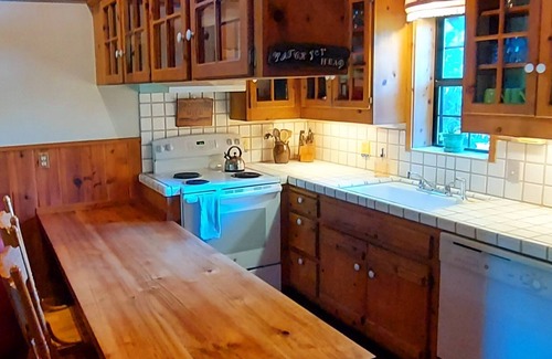 Brookings Cabina | Charming Woodland Cabin in a Coastal Forest Above the Fog