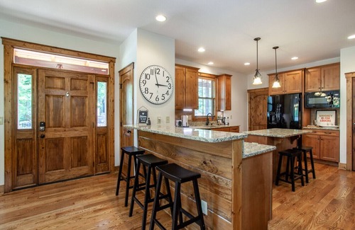 Townsend Casa | Charming Woodland Retreat w/ Porch, Fireplace, Golf & Pool Access
