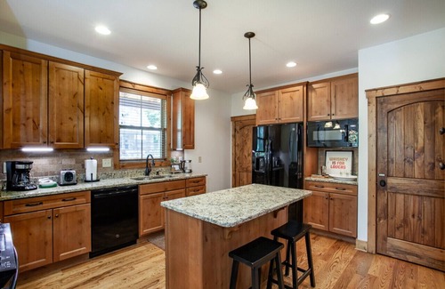 Townsend Casa | Charming Woodland Retreat w/ Porch, Fireplace, Golf & Pool Access