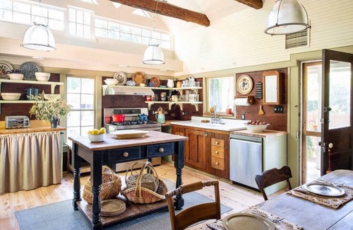 Pittsboro Otro | Charmingly Restored Antique Farmhouse on 7 Acres