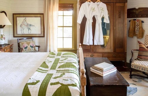 Pittsboro Otro | Charmingly Restored Antique Farmhouse on 7 Acres
