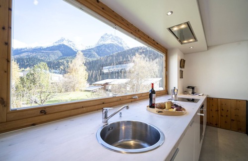 Engadin Scoul Chalet De Esquí | Chasa 5: Modern 4 ½-room vacation home with panoramic views and the scent of the Swiss stone pine