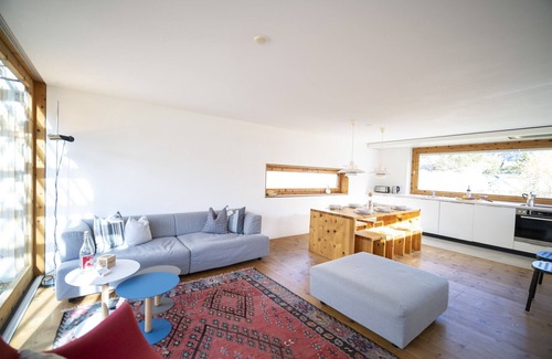 Engadin Scoul Chalet De Esquí | Chasa 5: Modern 4 ½-room vacation home with panoramic views and the scent of the Swiss stone pine