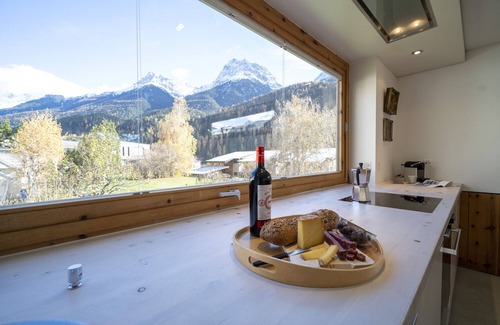 Engadin Scoul Chalet De Esquí | Chasa 5: Modern 4 ½-room vacation home with panoramic views and the scent of the Swiss stone pine