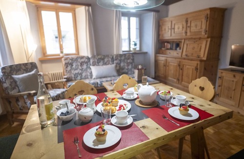 Sent Apartamento | Chasa Bügliet: Holiday flat in the village center of Sent