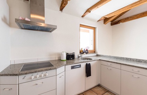 Engadin Scoul Apartamento | Chasa La Tschuffa: Exclusive house with 4.5-room maisonette at the foot of Tarasp Castle