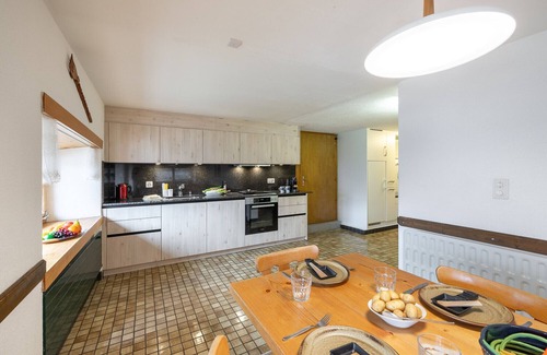 Vna Apartamento | Chasa Moffa: Spacious 5.5-room flat in Vnà with panoramic views and private sauna