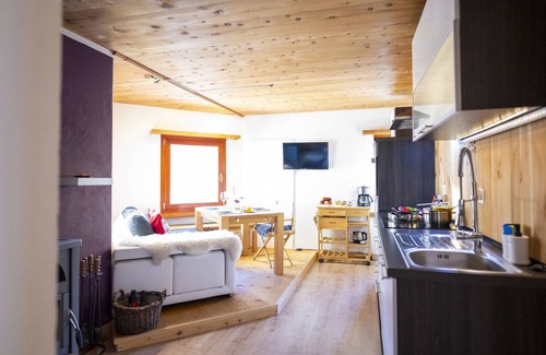 Valsot Apartamento | Chasa Patgific: Cozy 3-Room Holiday Apartment with Wood Stove and Stunning Garden in Ramosch