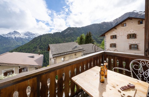 Vna Apartamento | Chasa Rosa 1: 3.5-room apartment in the idyllic and sun-drenched mountain village of Vnà