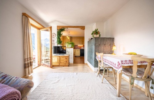 Vna Apartamento | Chasa Rosa 2: 2.5-room apartment in the idyllic and sun-drenched mountain village of Vnà