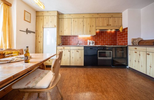 Vna Apartamento | Chasa Rosa 2: 2.5-room apartment in the idyllic and sun-drenched mountain village of Vnà