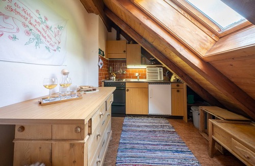 Vna Apartamento | Chasa Rosa 3: 3.5-room apartment in the idyllic and sun-drenched mountain village of Vnà