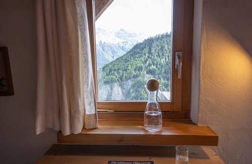 Vna Apartamento | Chasa Rosa 3: 3.5-room apartment in the idyllic and sun-drenched mountain village of Vnà