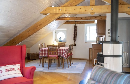 Ardez Apartamento | Chasa Suot Chastè: 4.5-room attic flat directly under the Ardez tower