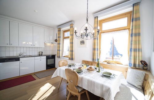 Ardez Apartamento | Chasa Suot Chastè: 4.5-room attic flat directly under the Ardez tower