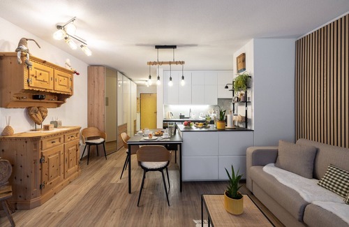 Engadin Scoul Apartamento | CHASA TULAI F114: GENEROUSLY RENOVATED ALPENCHIC STUDIO IN HOLIDAY PARK TULAI F114