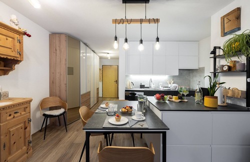 Engadin Scoul Apartamento | CHASA TULAI F114: GENEROUSLY RENOVATED ALPENCHIC STUDIO IN HOLIDAY PARK TULAI F114