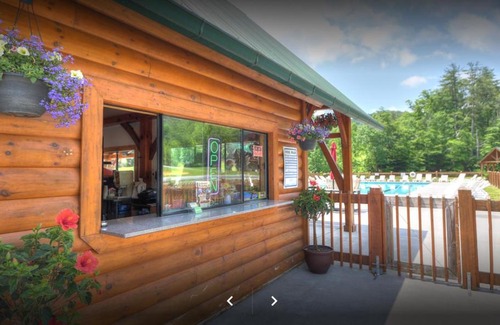 Gatlinburg - Pigeon Forge Chalet De Esquí | Chasing Butterflies Treehouse, Hot Tub, WIFI, As seen on Barnwood Builders!