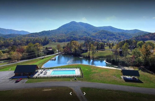 Gatlinburg - Pigeon Forge Chalet De Esquí | Chasing Butterflies Treehouse, Hot Tub, WIFI, As seen on Barnwood Builders!
