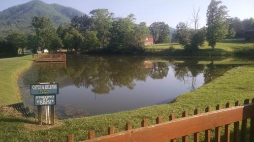 Gatlinburg - Pigeon Forge Chalet De Esquí | Chasing Butterflies Treehouse, Hot Tub, WIFI, As seen on Barnwood Builders!