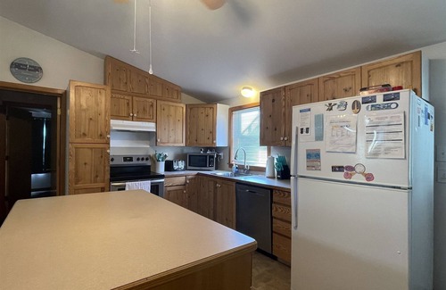 Hatteras Cabaña | Chasing Sunsets Dog-friendly home w/deck and ocean view