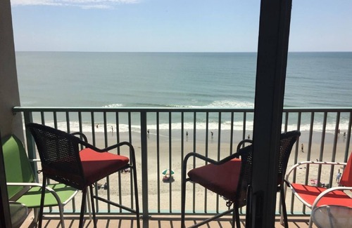 Myrtle Beach Condominio | "Chasing Waves" ~ Magnífico condominio King frente al mar, sala de estar, ducha a ras de suelo