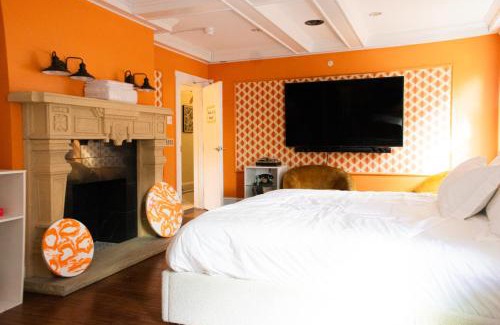 Connellsville Hotel | Chateau Connellsville That 70s Suite